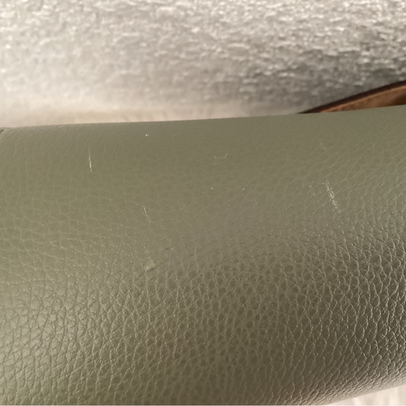 Crossbody - Picture 3 of 10